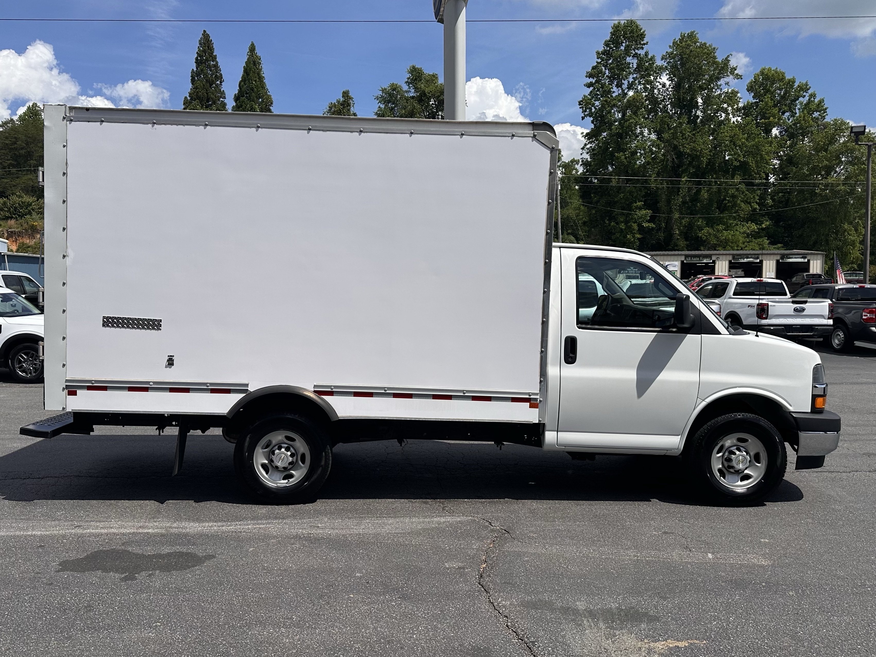 Used 2022 Chevrolet Express 3500 w/ Power Convenience Package RWD image 5