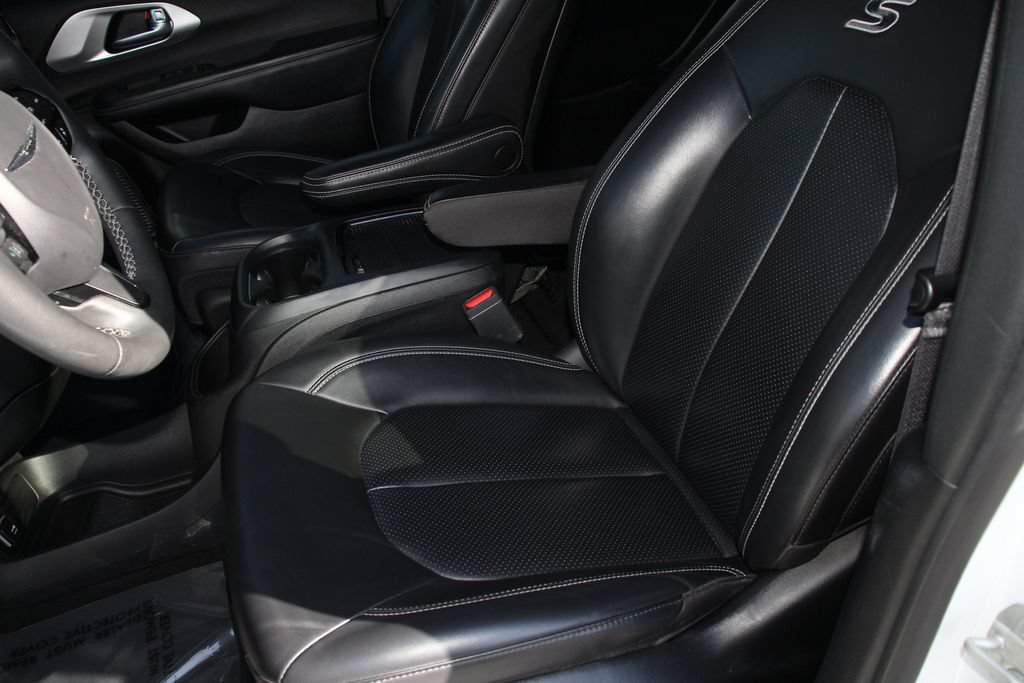 Used 2023 Chrysler Pacifica Touring-L w/ Uconnect Theater Family Group FWD image 23