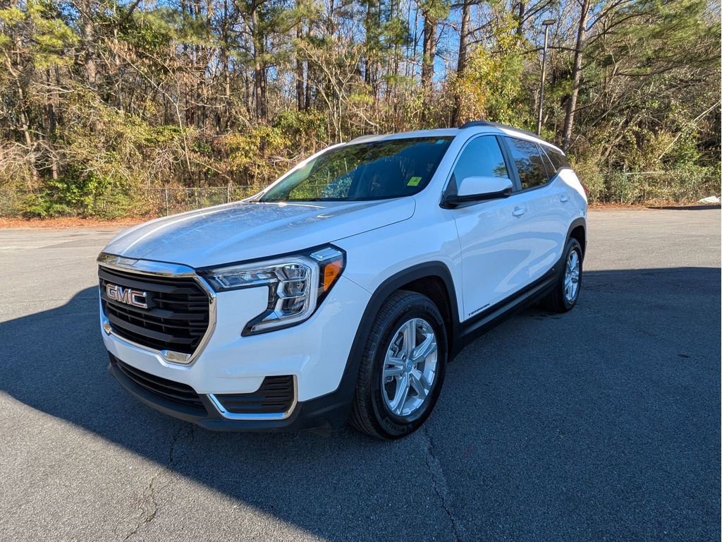 Used 2022 GMC Terrain SLE w/ Driver Convenience Package image 2