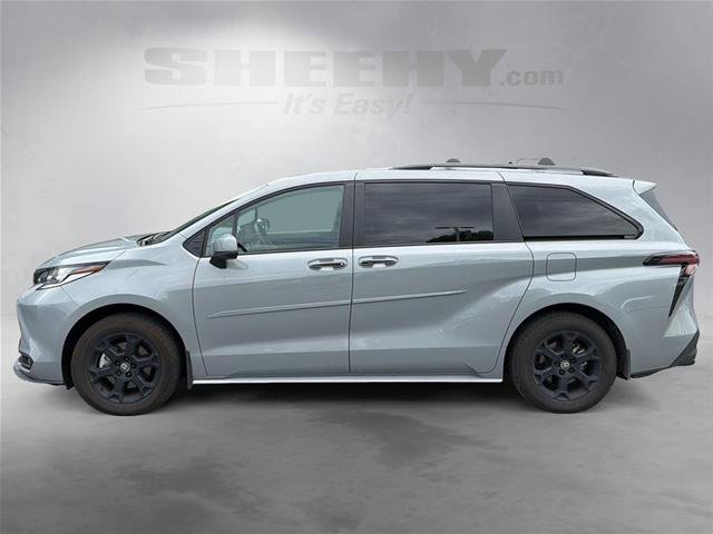 Used 2025 Toyota Sienna XLE Woodland Edition AWD/4WD image 16
