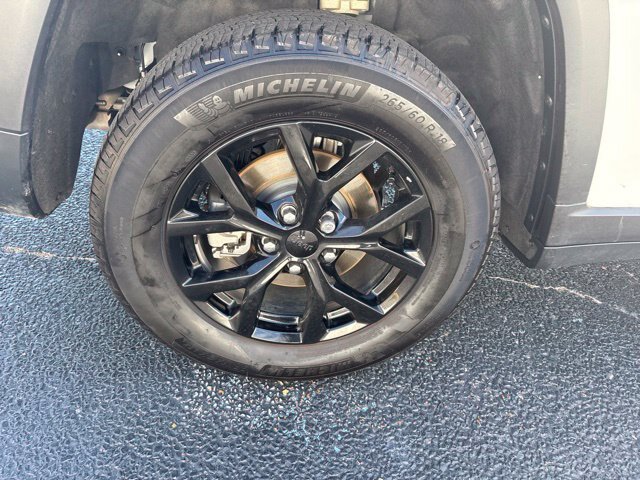 Used 2025 Jeep Grand Cherokee Altitude RWD image 9