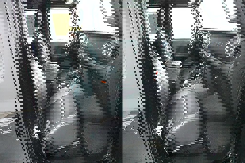 Used 2020 Jeep Wrangler Unlimited Sahara image 32