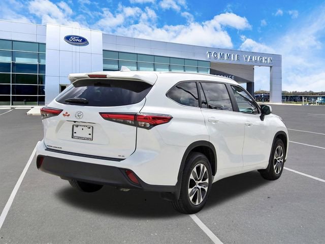 Used 2023 Toyota Highlander XLE FWD image 4