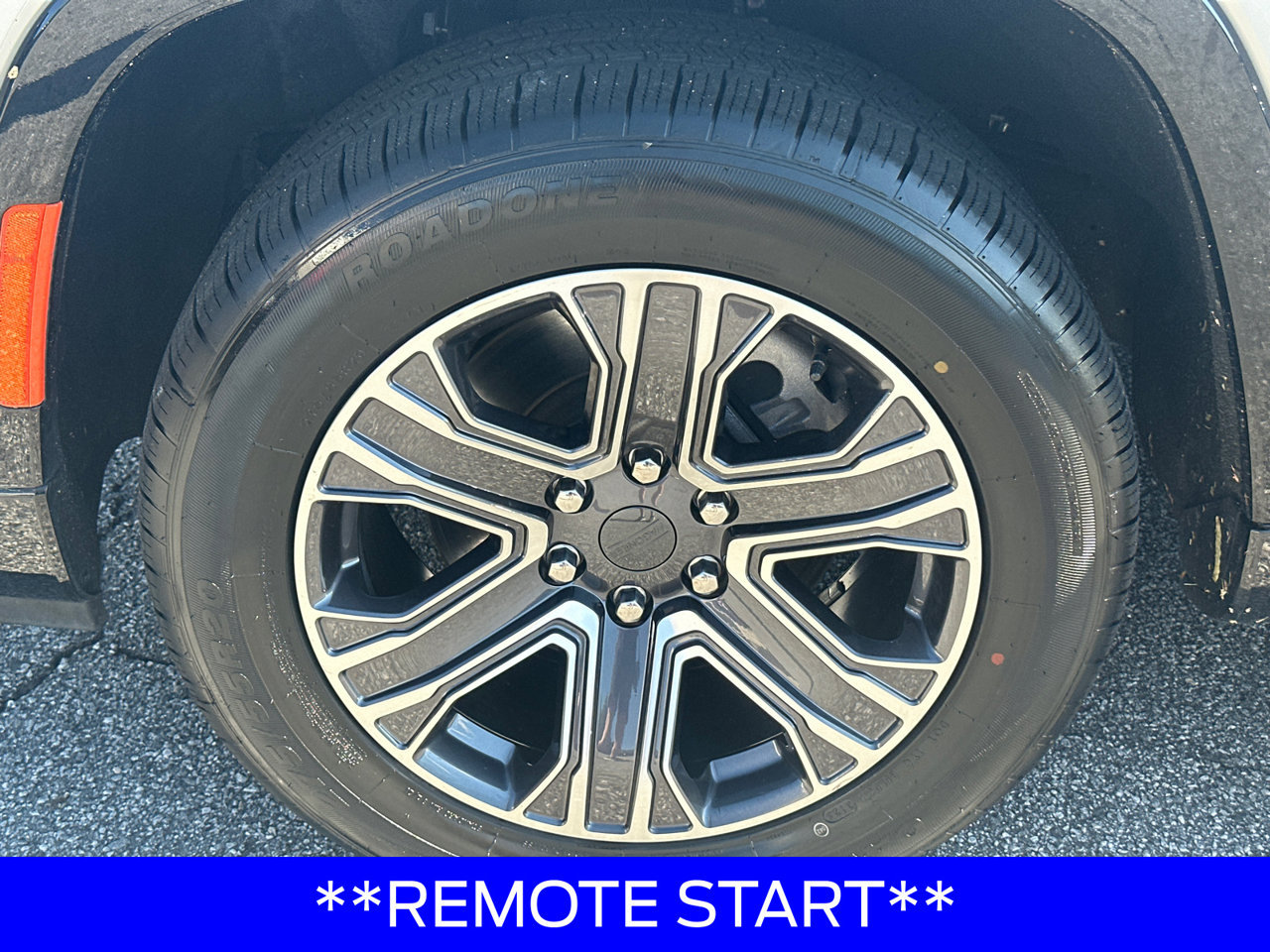 Used 2024 Jeep Wagoneer L Series II w/ Flexible Seating Group RWD image 13