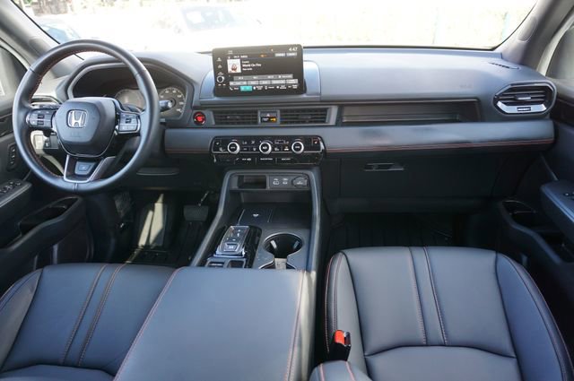 Used 2025 Honda Pilot TrailSport image 11