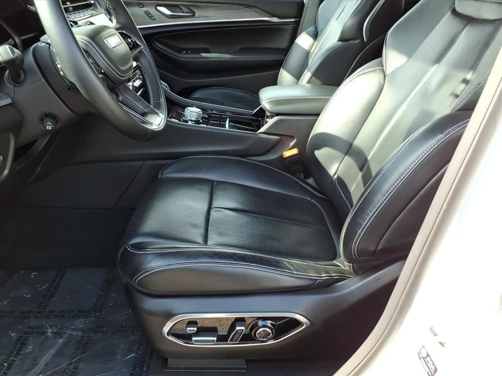 Used 2022 Jeep Grand Cherokee Overland w/ Luxury Tech Group IV image 13