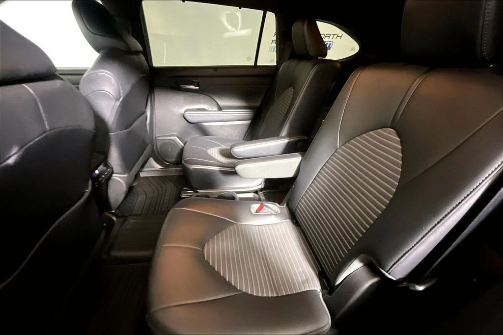 Used 2021 Toyota Highlander XSE FWD image 21