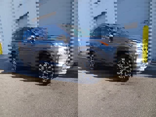 Used 2021 Nissan Rogue SV image 3