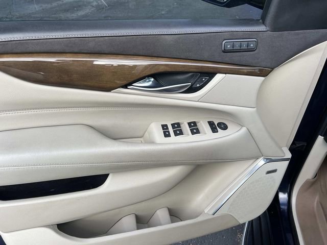 Used 2019 Cadillac Escalade ESV Luxury AWD/4WD image 17