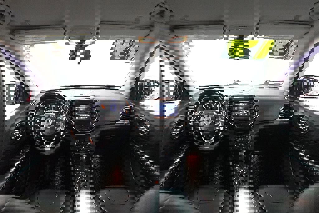 Used 2019 Jeep Cherokee Latitude Plus w/ Cold Weather Group image 7