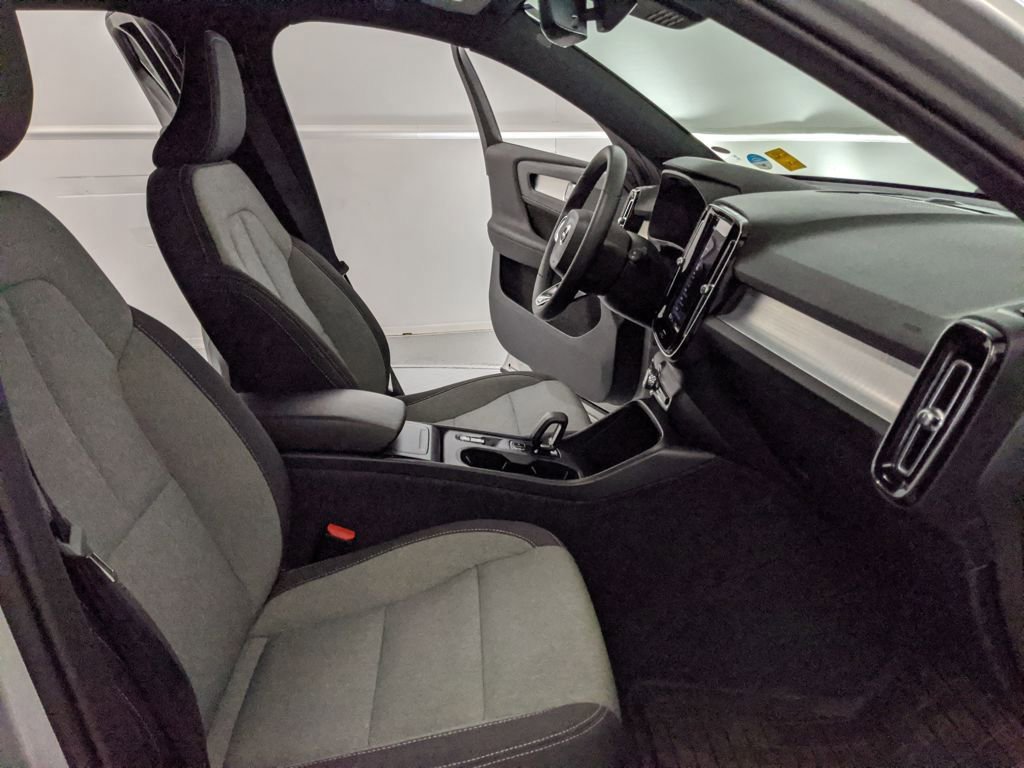 Used 2024 Volvo XC40 B5 Core image 19