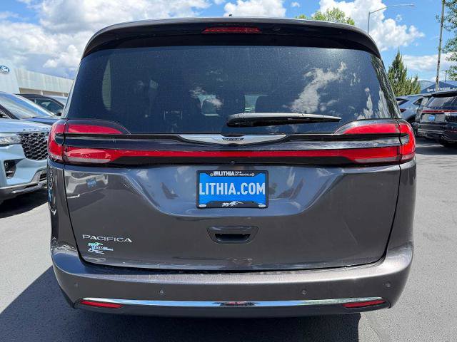 Used 2023 Chrysler Pacifica Touring-L FWD image 7