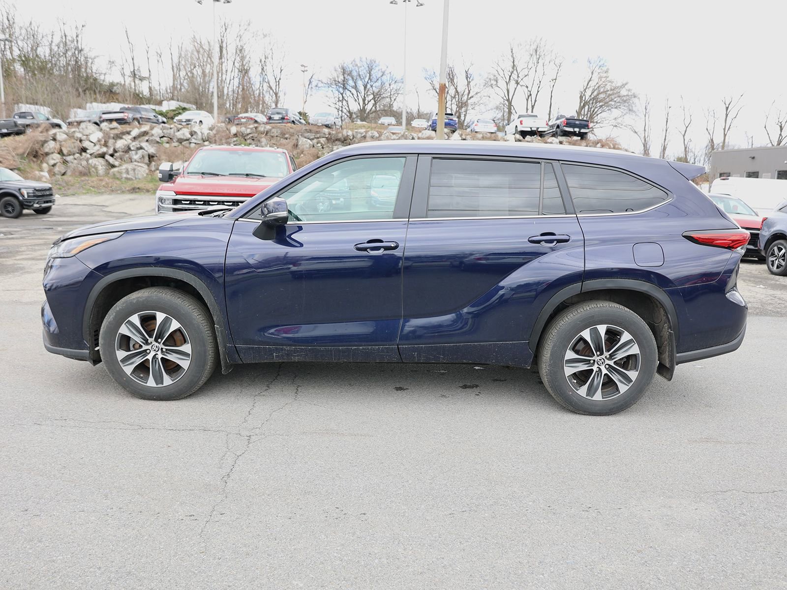 Used 2023 Toyota Highlander XLE AWD/4WD image 6