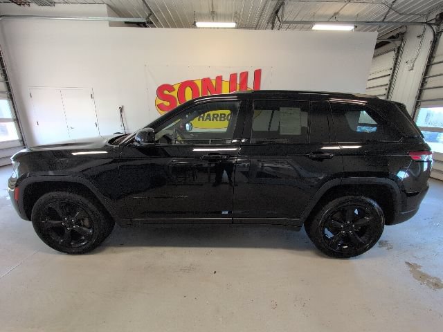 Used 2023 Jeep Grand Cherokee Altitude AWD/4WD image 2