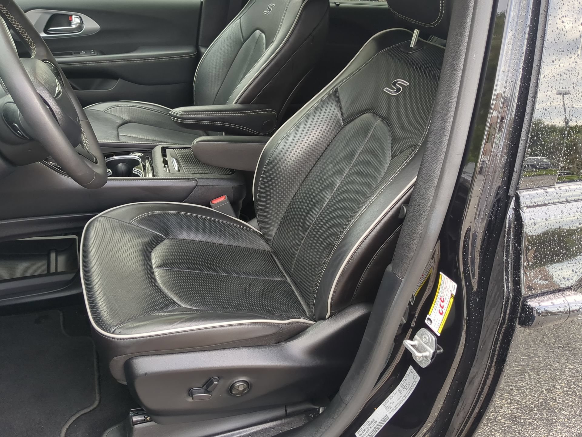Used 2025 Chrysler Pacifica Limited FWD image 58