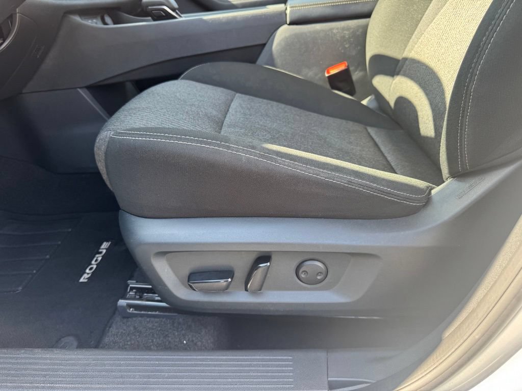 Used 2025 Nissan Rogue SV FWD image 6