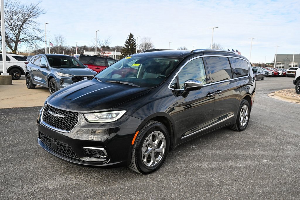 Used 2021 Chrysler Pacifica Limited w/ Uconnect Theater Family Group image 9