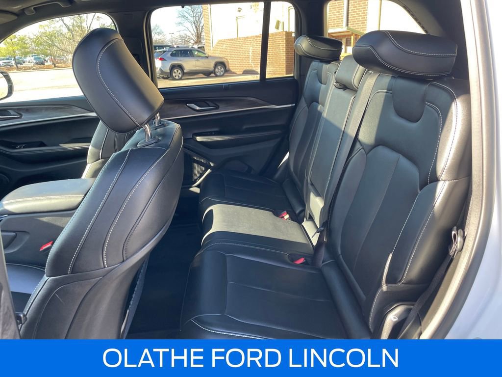 Used 2024 Jeep Grand Cherokee Limited w/ Luxury Tech Group II image 31