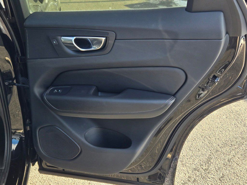 Used 2022 Volvo XC60 T8 Inscription w/ Advanced Package image 11