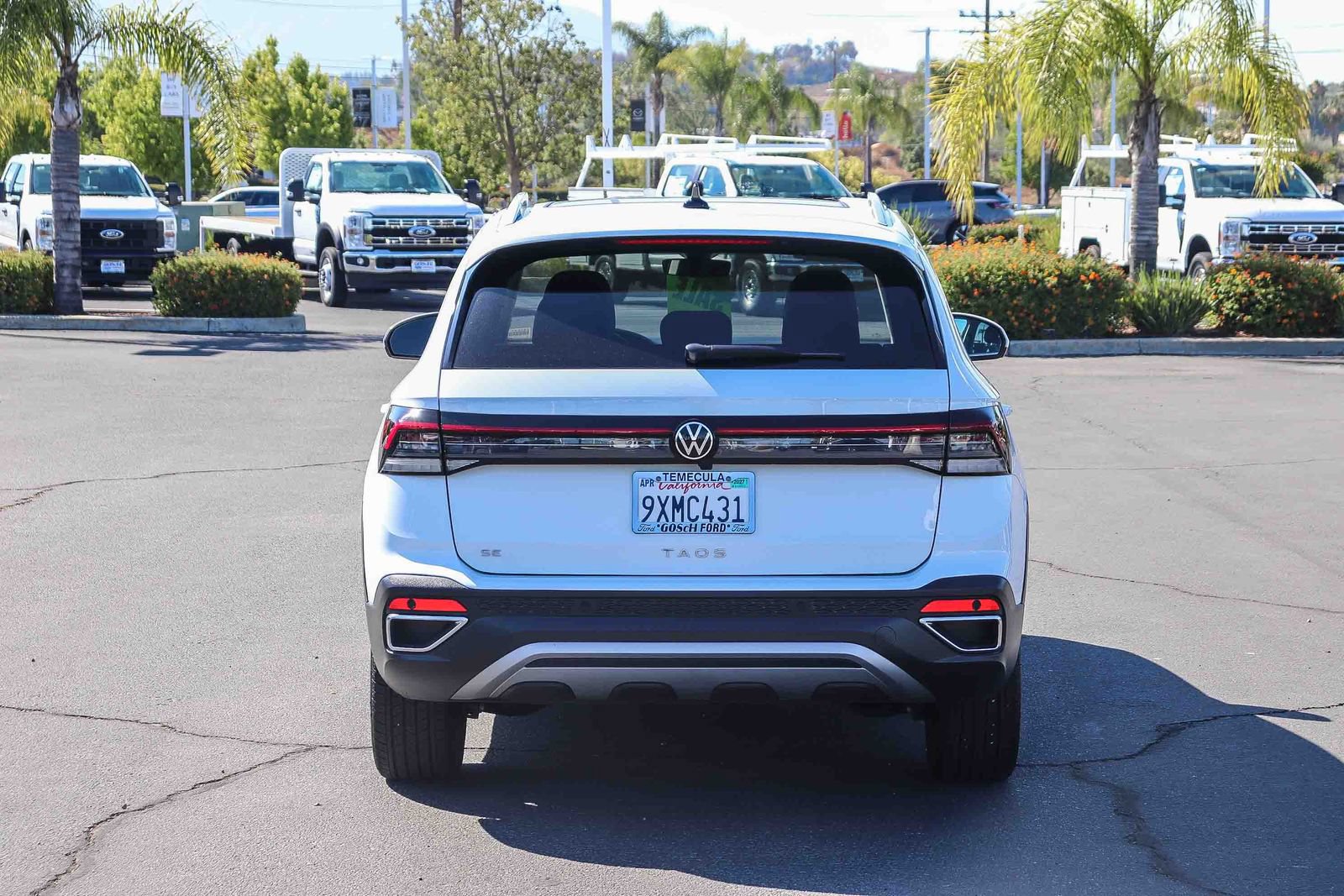 Used 2025 Volkswagen Taos SE w/ Panoramic Sunroof Package FWD image 5