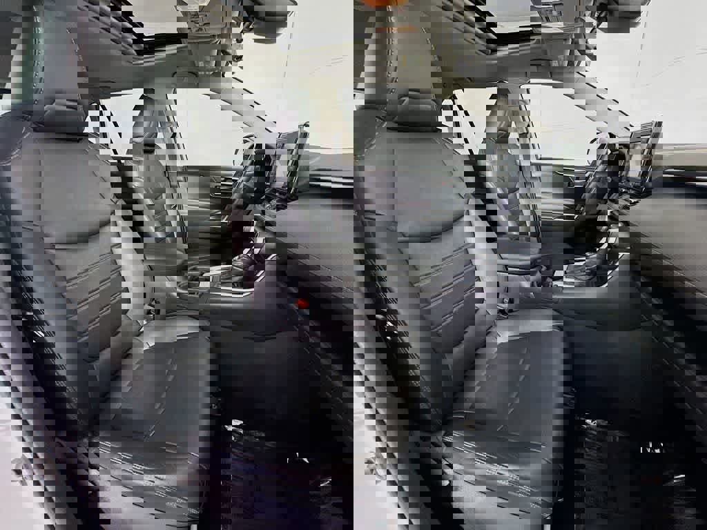 Used 2021 Toyota RAV4 XLE Premium image 18