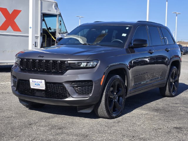 Used 2023 Jeep Grand Cherokee Altitude AWD/4WD image 3