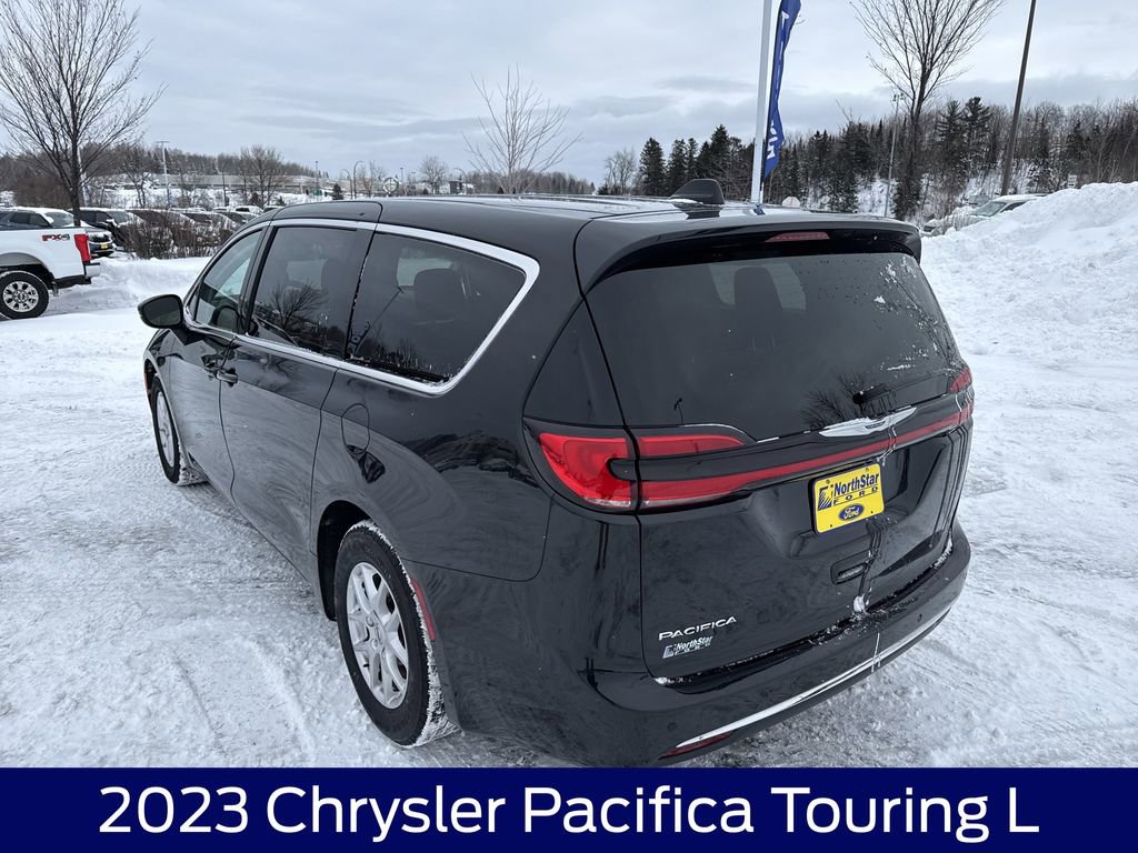Used 2023 Chrysler Pacifica Touring-L image 9