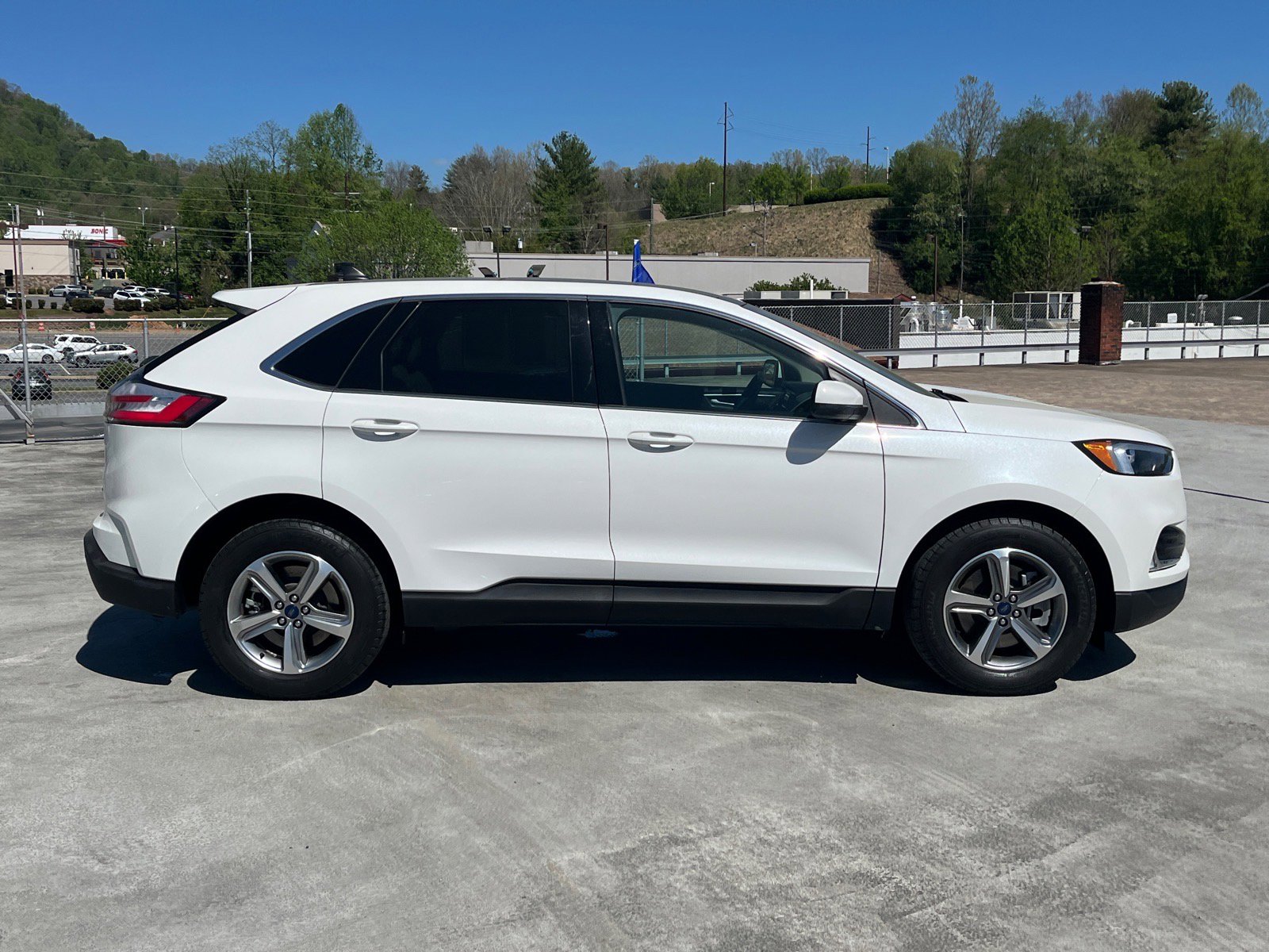 Certified 2022 Ford Edge SEL w/ Convenience Package AWD/4WD image 2