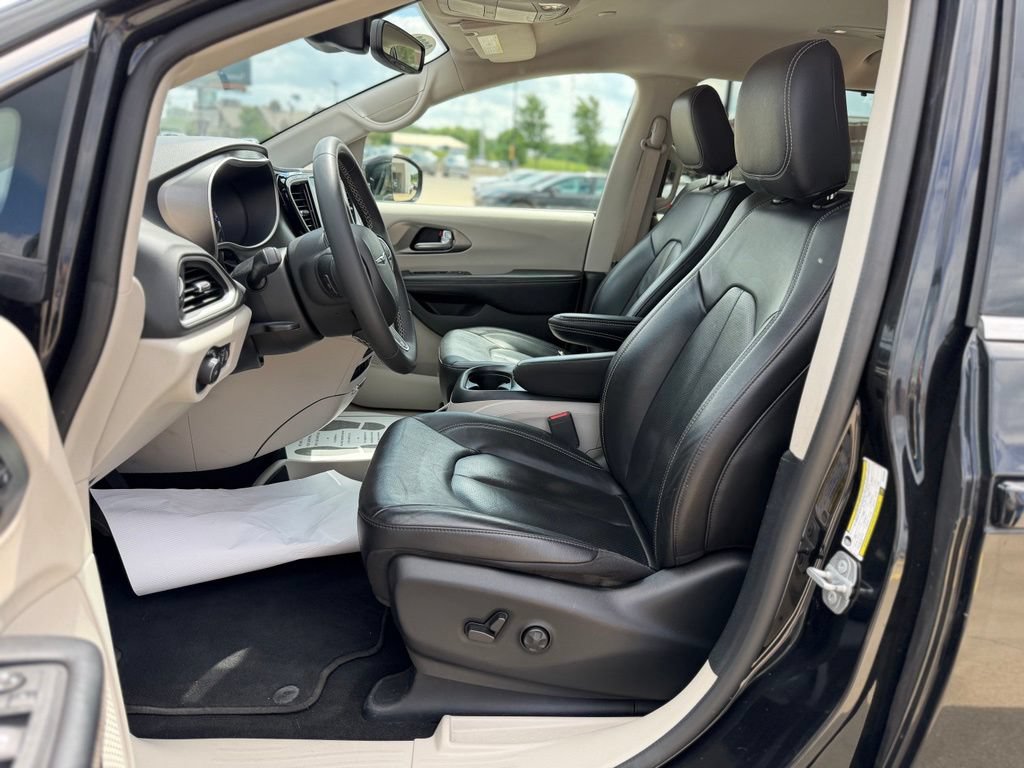 Used 2022 Chrysler Pacifica Touring-L FWD image 13