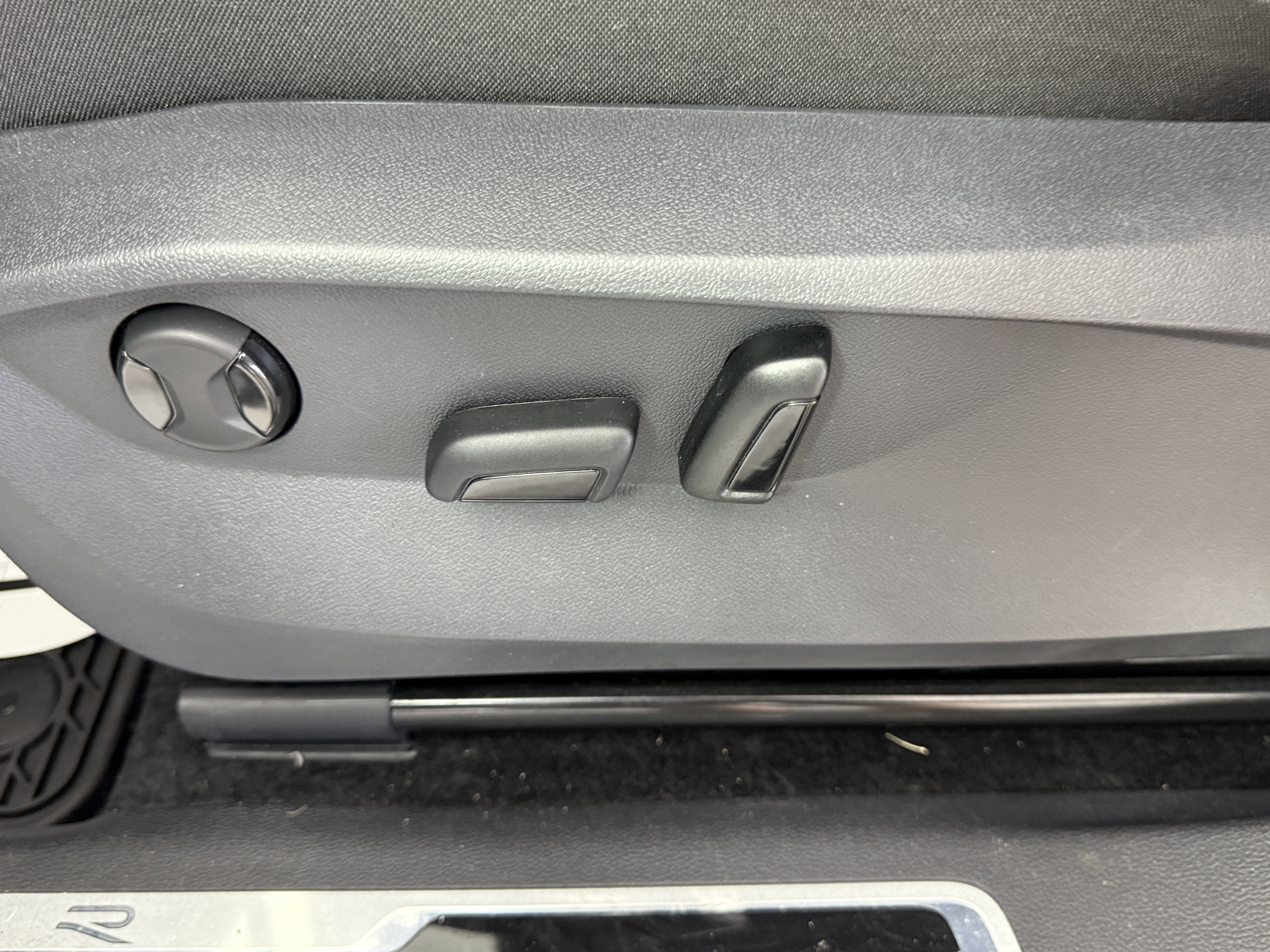 Used 2024 Volkswagen Tiguan SE R-Line image 16