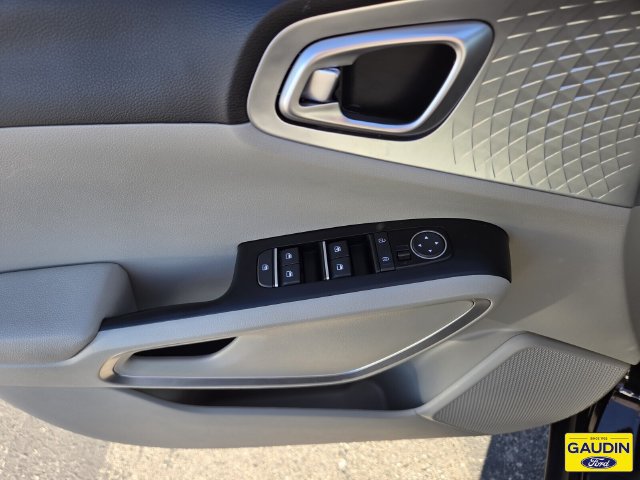 Used 2025 Kia Soul LX w/ LX Technology Package FWD image 18