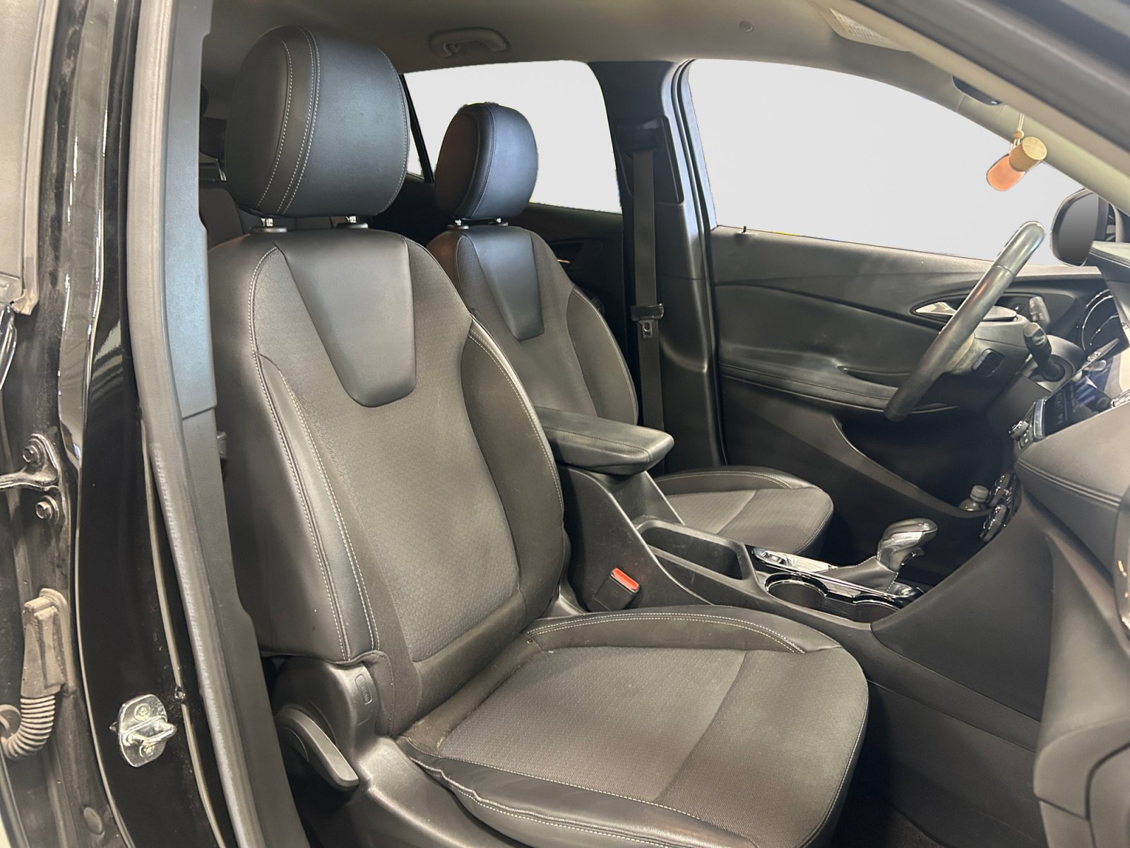 Used 2022 Buick Encore GX Select w/ Sport Touring Package FWD image 22