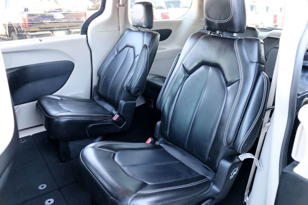 Used 2023 Chrysler Pacifica Touring-L FWD image 19