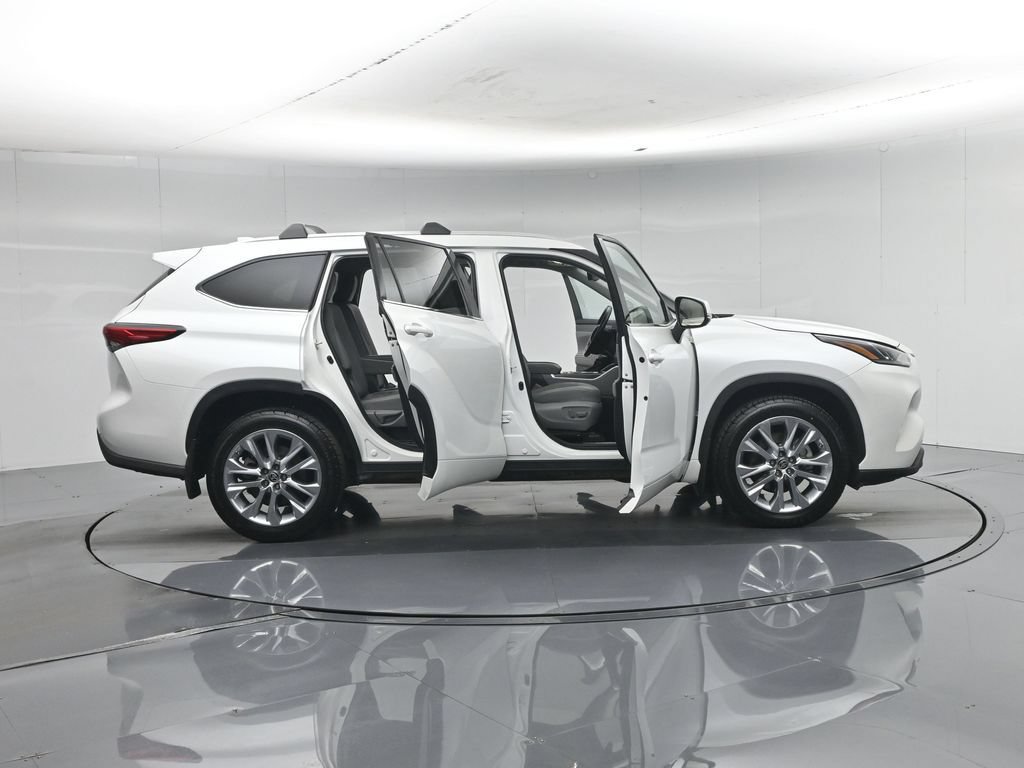 Used 2022 Toyota Highlander Limited FWD image 5