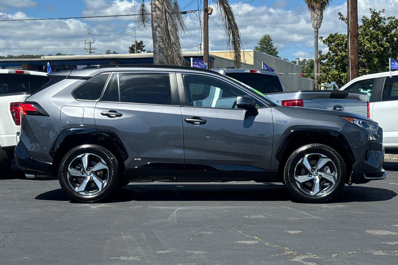 Used 2021 Toyota RAV4 SE w/ Weather & Moonroof Package AWD/4WD image 6