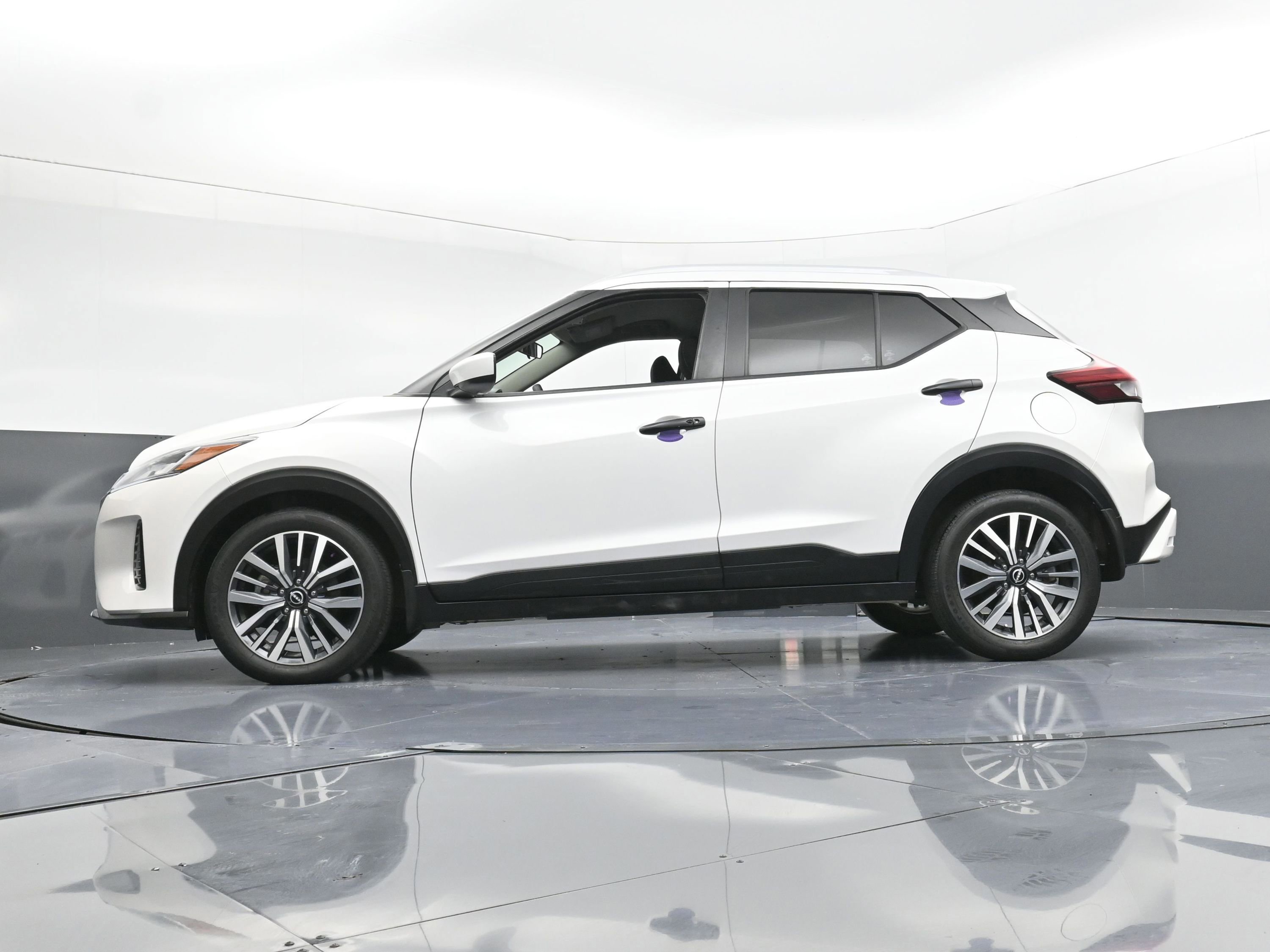 Used 2022 Nissan Kicks SV image 6