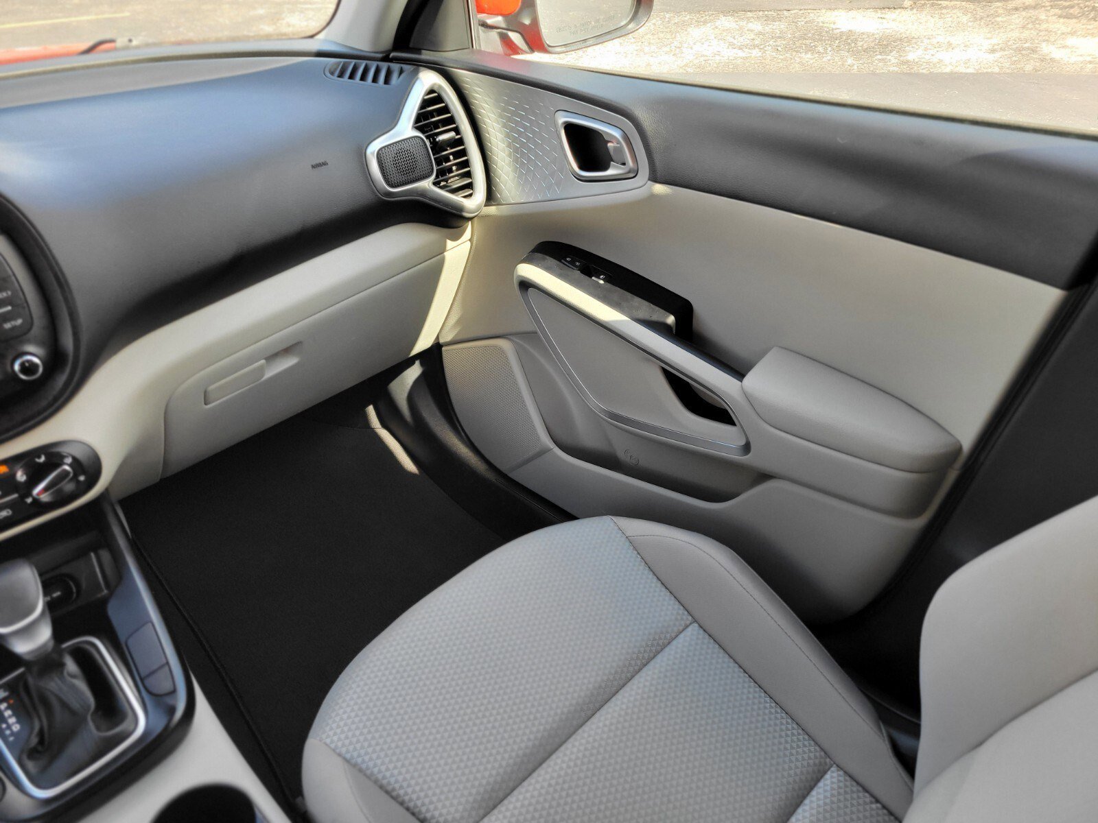 Used 2024 Kia Soul LX w/ Option Group 015 image 16