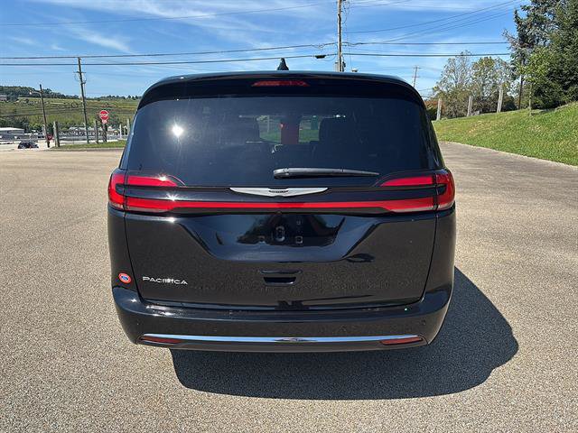 Used 2025 Chrysler Pacifica Select FWD image 3