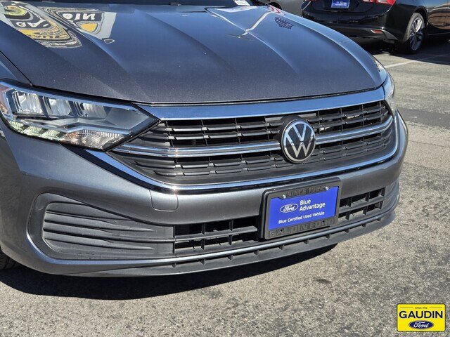 Used 2024 Volkswagen Jetta SE FWD image 2