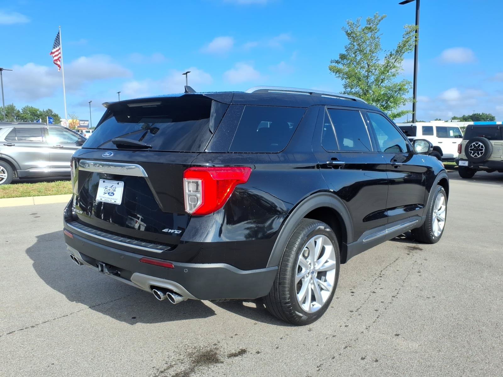 Certified 2023 Ford Explorer Platinum w/ Technology Package AWD/4WD image 3