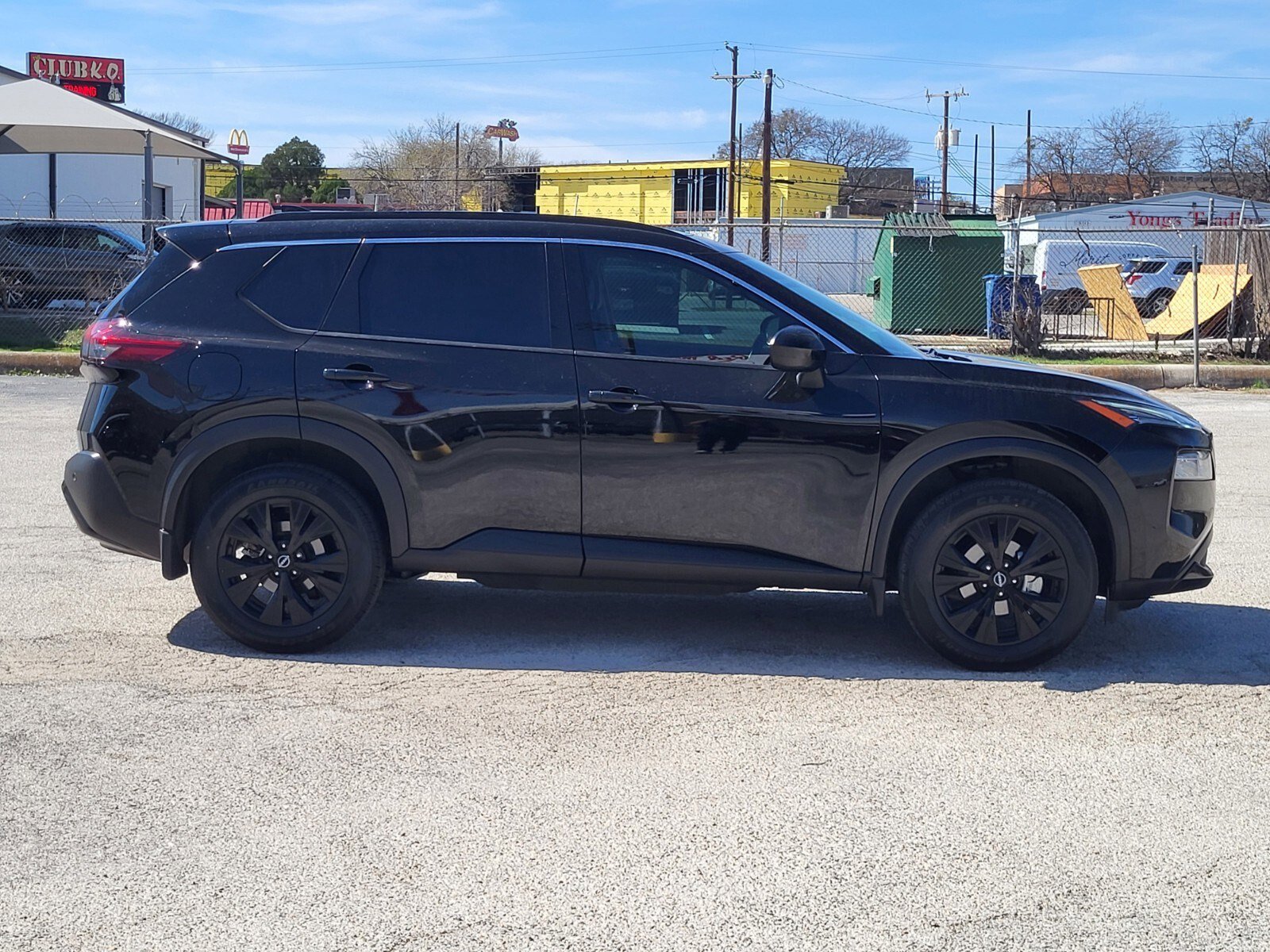 Used 2023 Nissan Rogue SV w/ SV Premium B Package image 2