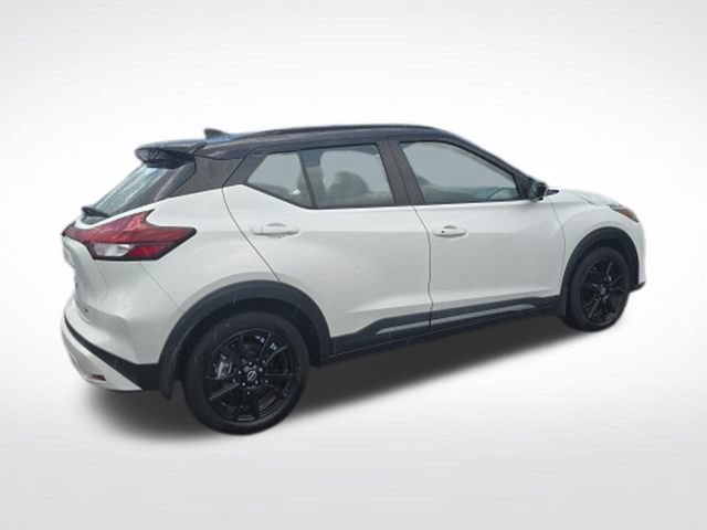 Used 2023 Nissan Kicks SR w/ SR Premium Package FWD image 3