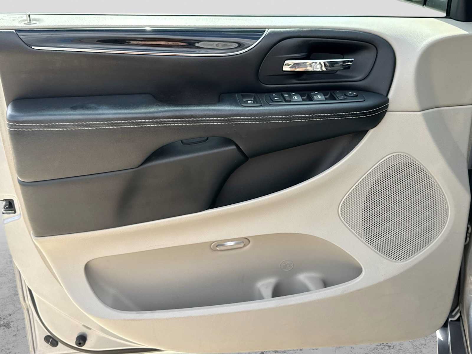 Used 2019 Dodge Grand Caravan SXT w/ Rear Park Assist Package FWD image 31