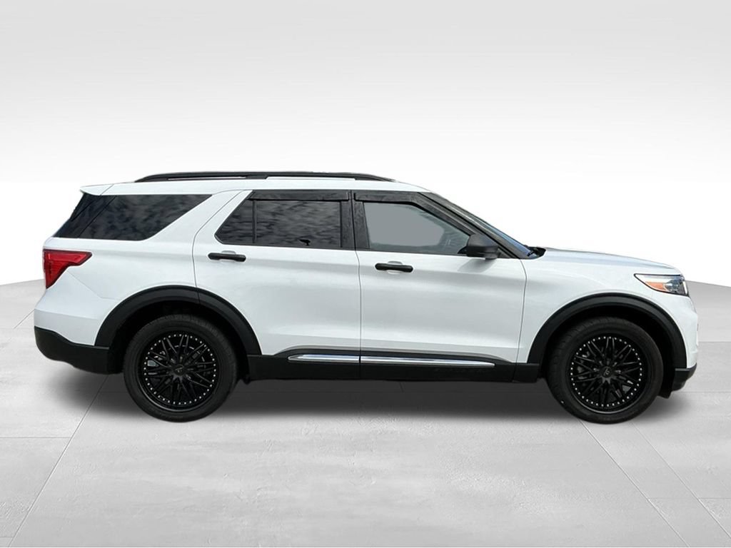 Certified 2023 Ford Explorer XLT w/ Equipment Group 202A AWD/4WD image 11