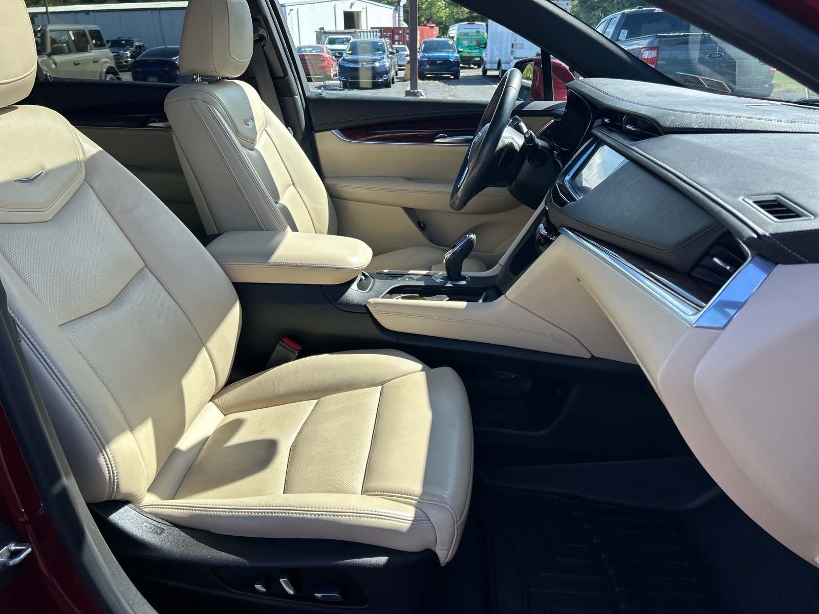Used 2017 Cadillac XT5 Luxury w/ Driver Awareness Package AWD/4WD image 19