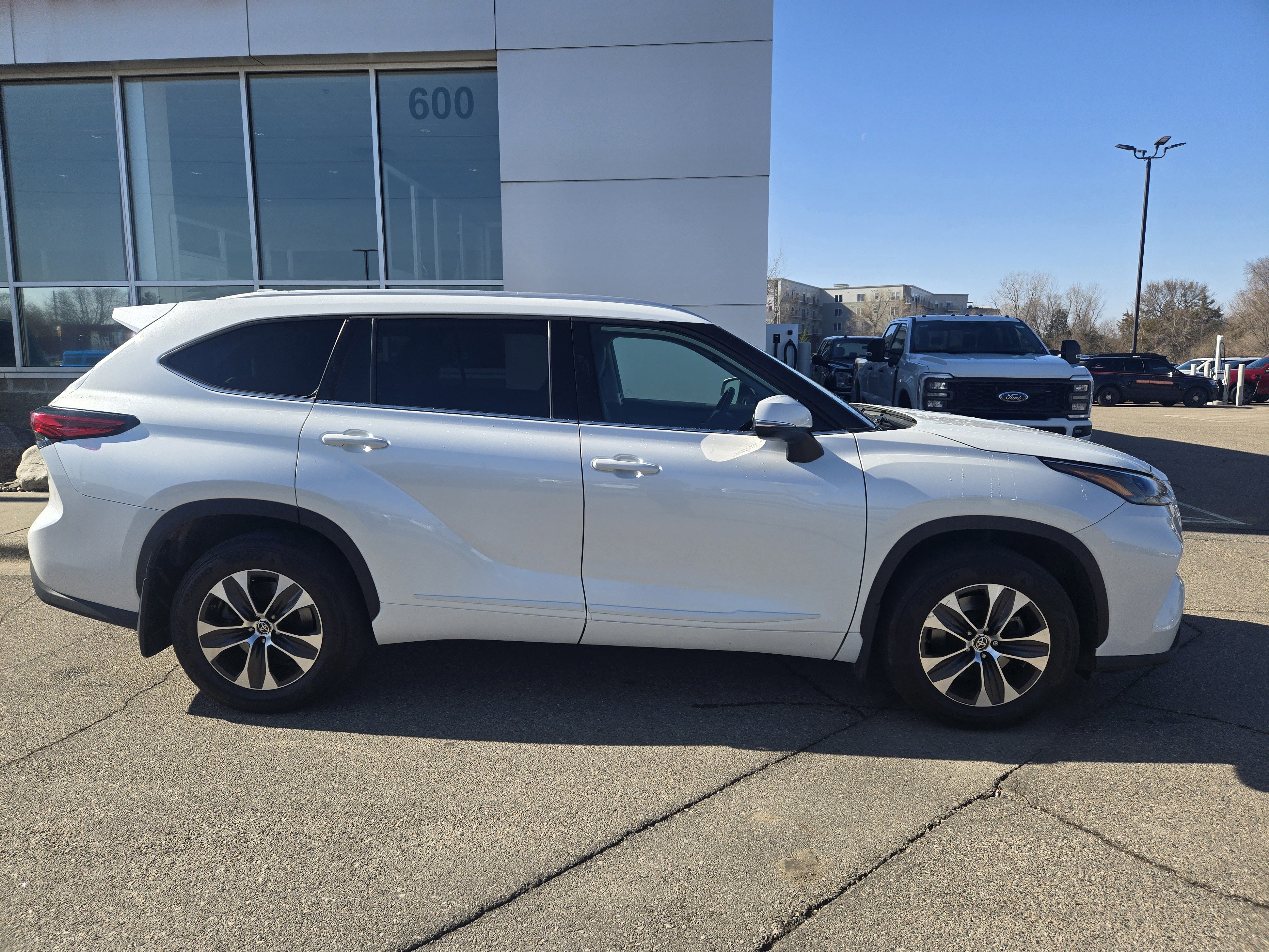 Used 2022 Toyota Highlander XLE AWD/4WD image 6