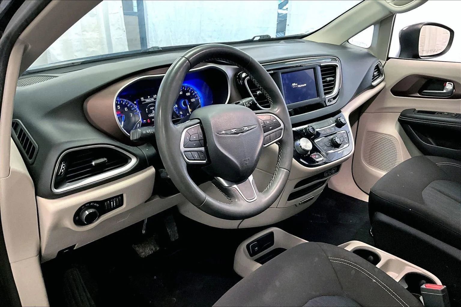 Used 2022 Chrysler Voyager LX image 12