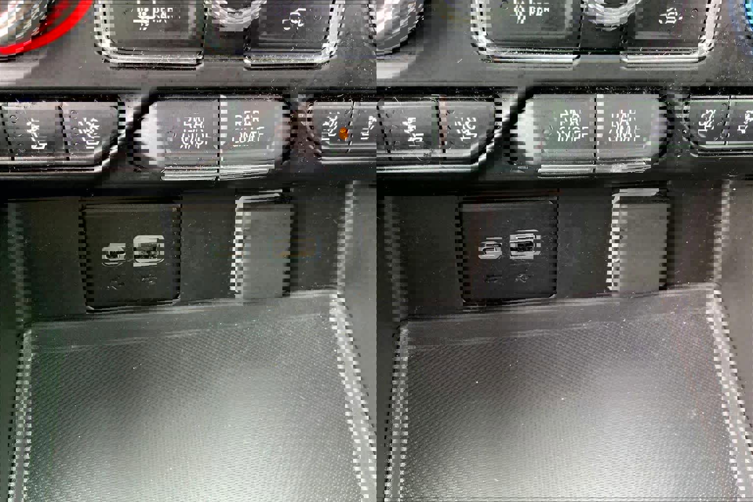 Used 2024 GMC Yukon AT4 w/ Technology Package image 31