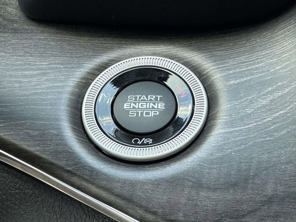 Used 2022 Jeep Grand Cherokee Overland AWD/4WD image 6
