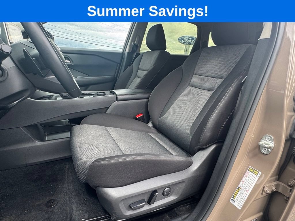 Used 2025 Nissan Rogue SV AWD/4WD image 13